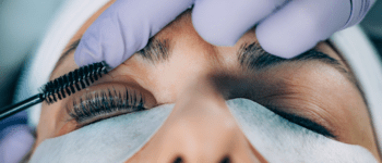 Es un tratamiento que eleva la curvatura de tus pestañas, resaltando la expresión de la mirada y alargando las pestañas desde la raíz, sin utilizar pelo sintético. Se consigue gracias a unas almohadillas de silicona que se ajustan al párpado y, en lugar de "doblar el pelo", lo estira y eleva hacia la punta, hasta su máximo punto. Es un sistema cómodo, fácil, rápido, sin olores e indoloro". Los resultados: un efecto de mayor longitud y espesor, llegando a todos los pelos, de forma inmediata. La duración aproximada es de dos meses y no necesita reposición.
