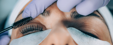 Es un tratamiento que eleva la curvatura de tus pestañas, resaltando la expresión de la mirada y alargando las pestañas desde la raíz, sin utilizar pelo sintético. Se consigue gracias a unas almohadillas de silicona que se ajustan al párpado y, en lugar de "doblar el pelo", lo estira y eleva hacia la punta, hasta su máximo punto. Es un sistema cómodo, fácil, rápido, sin olores e indoloro". Los resultados: un efecto de mayor longitud y espesor, llegando a todos los pelos, de forma inmediata. La duración aproximada es de dos meses y no necesita reposición.