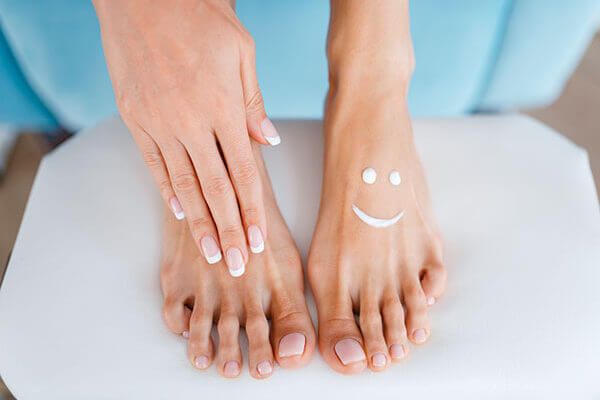 female-client-perfectly-made-nails-in-beauty-shop-KUCL2DN2-600x400-2
